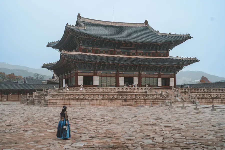 Ragazza in hanbok davanti al palazzo Gyeongbokgung a Seul, in Corea del Sud