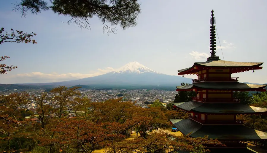 Il monte Fuji con una pagoda in primo piano