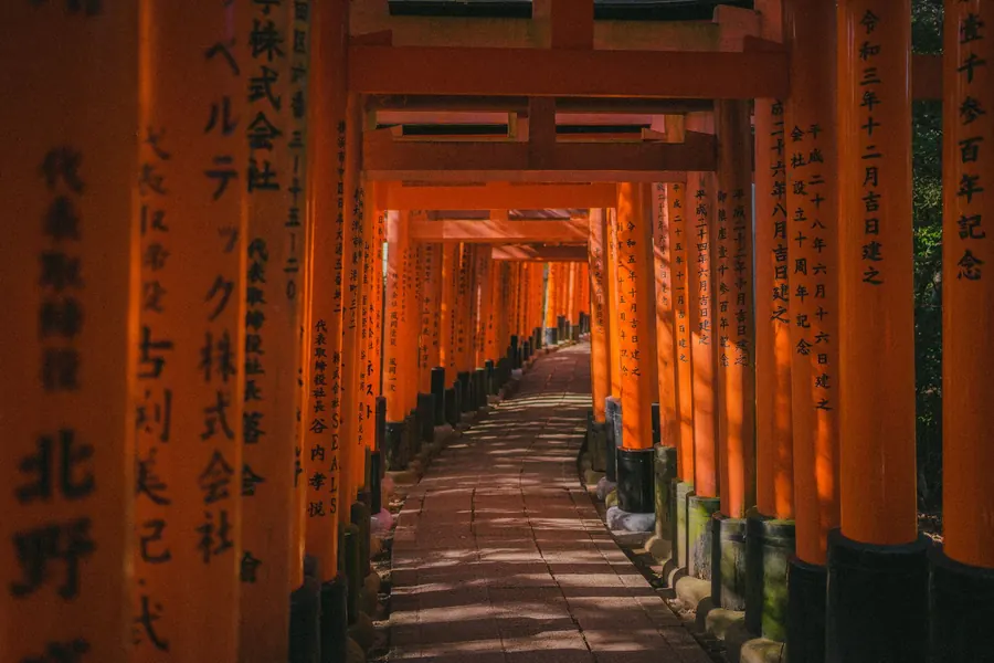 Il sentiero dei portali rossi di Fushimi Inari a Kyoto
