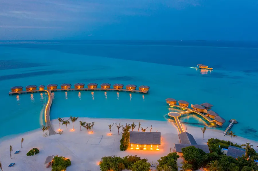 Ville sull'acqua alle Maldive al tramonto