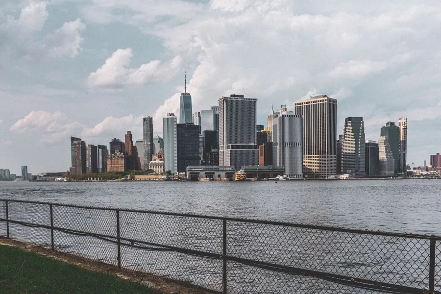 Lo skyline di Manhattan visto dal porto