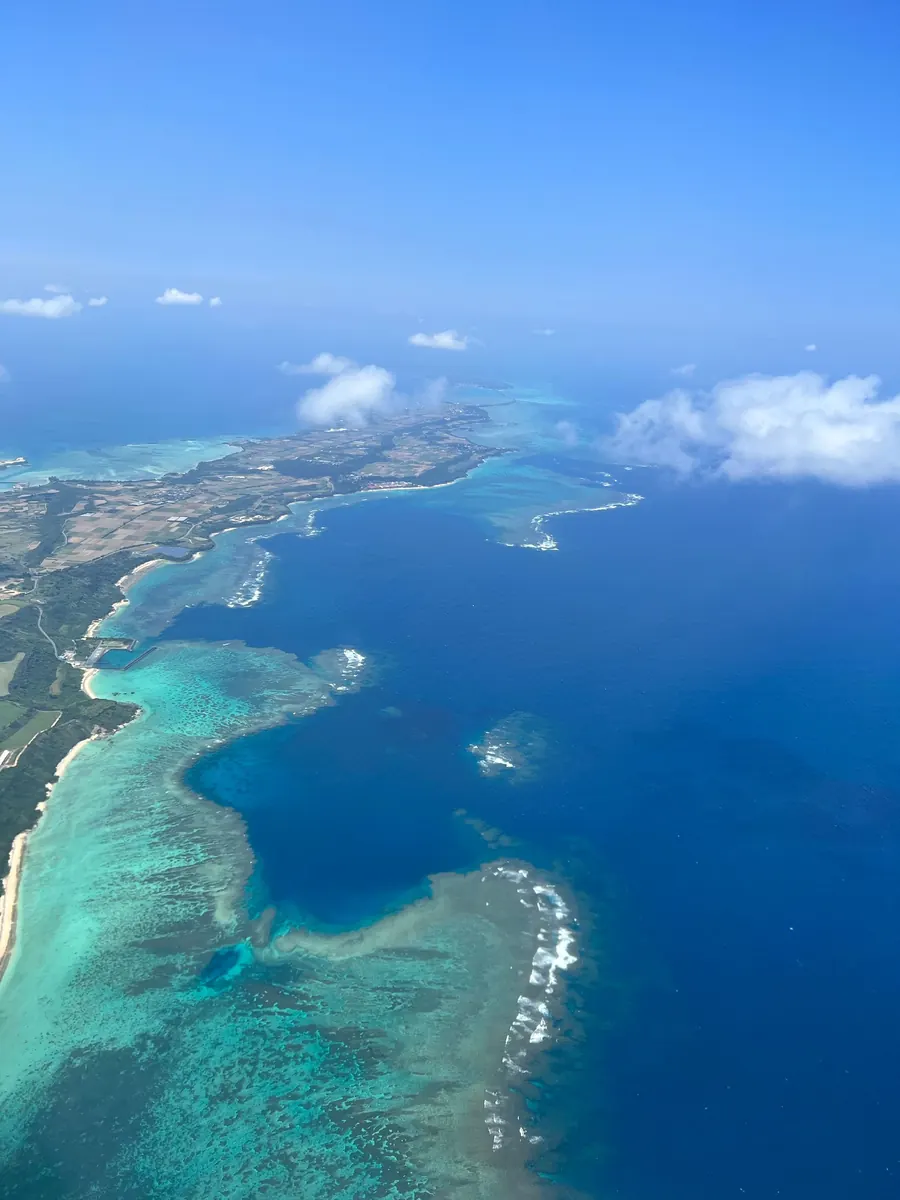 La barriera corallina e il mare turchese di Okinawa visti dall'alto, in Giappone