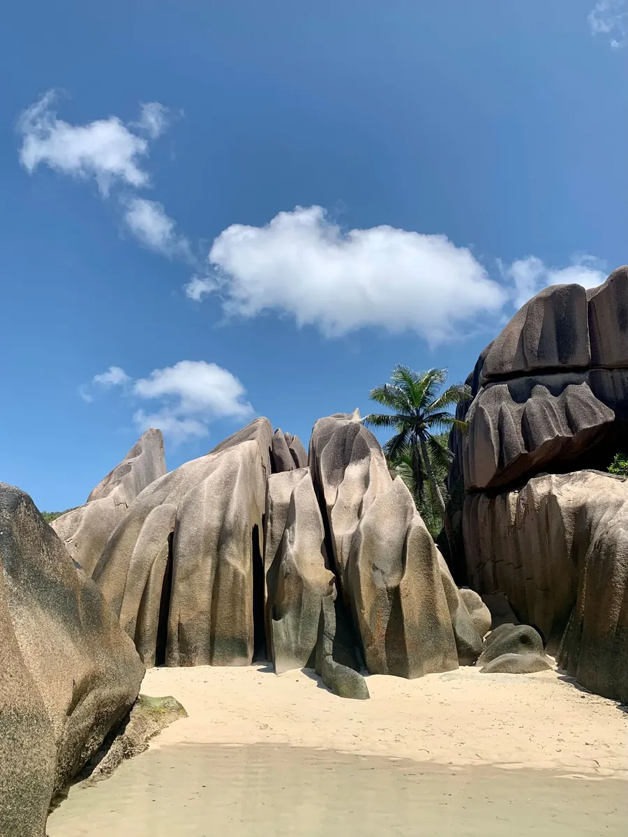 Rocce di granito su una spiaggia di La Digue