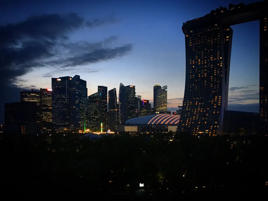 Lo skyline di Singapore al tramonto