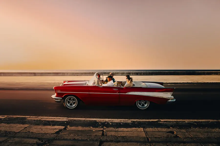 Auto d'epoca in viaggio lungo la costa