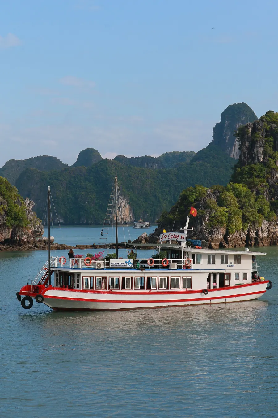 Battello tra le isole di roccia della baia di Ha Long, in Vietnam