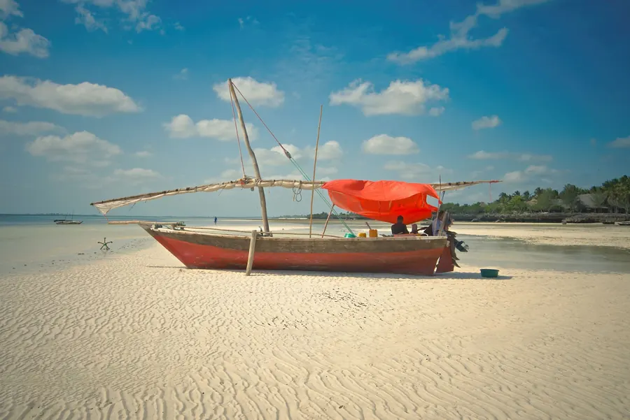 Un dhow sulla spiaggia di Zanzibar