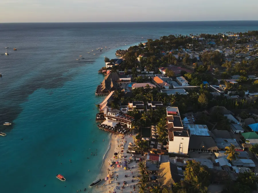 La costa di Nungwi, a nord di Zanzibar, vista dall'alto al tramonto