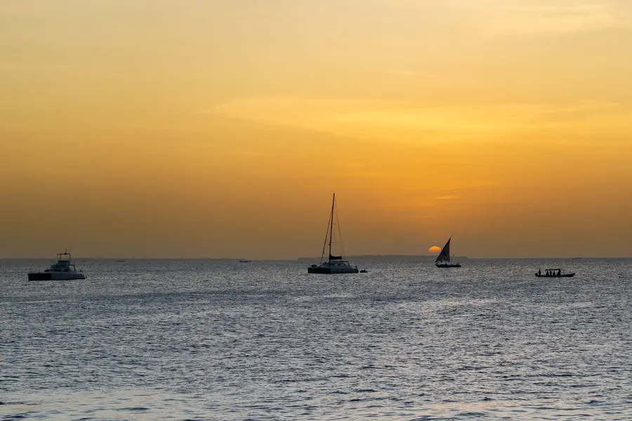 Barche al tramonto sul mare di Zanzibar