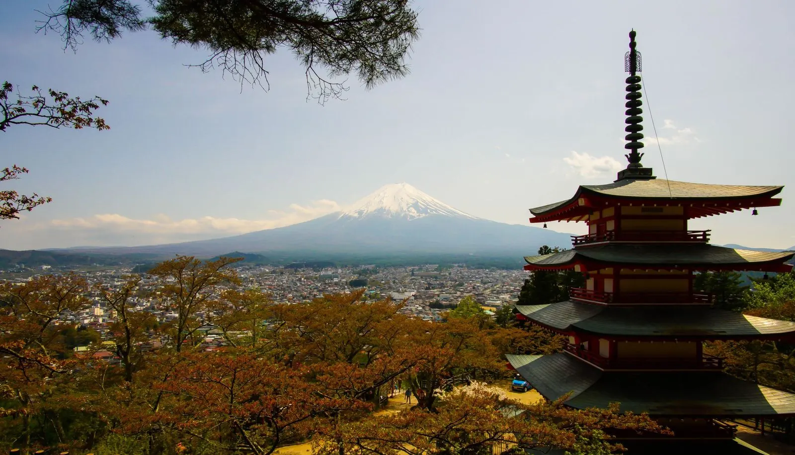 Il monte Fuji con una pagoda in primo piano