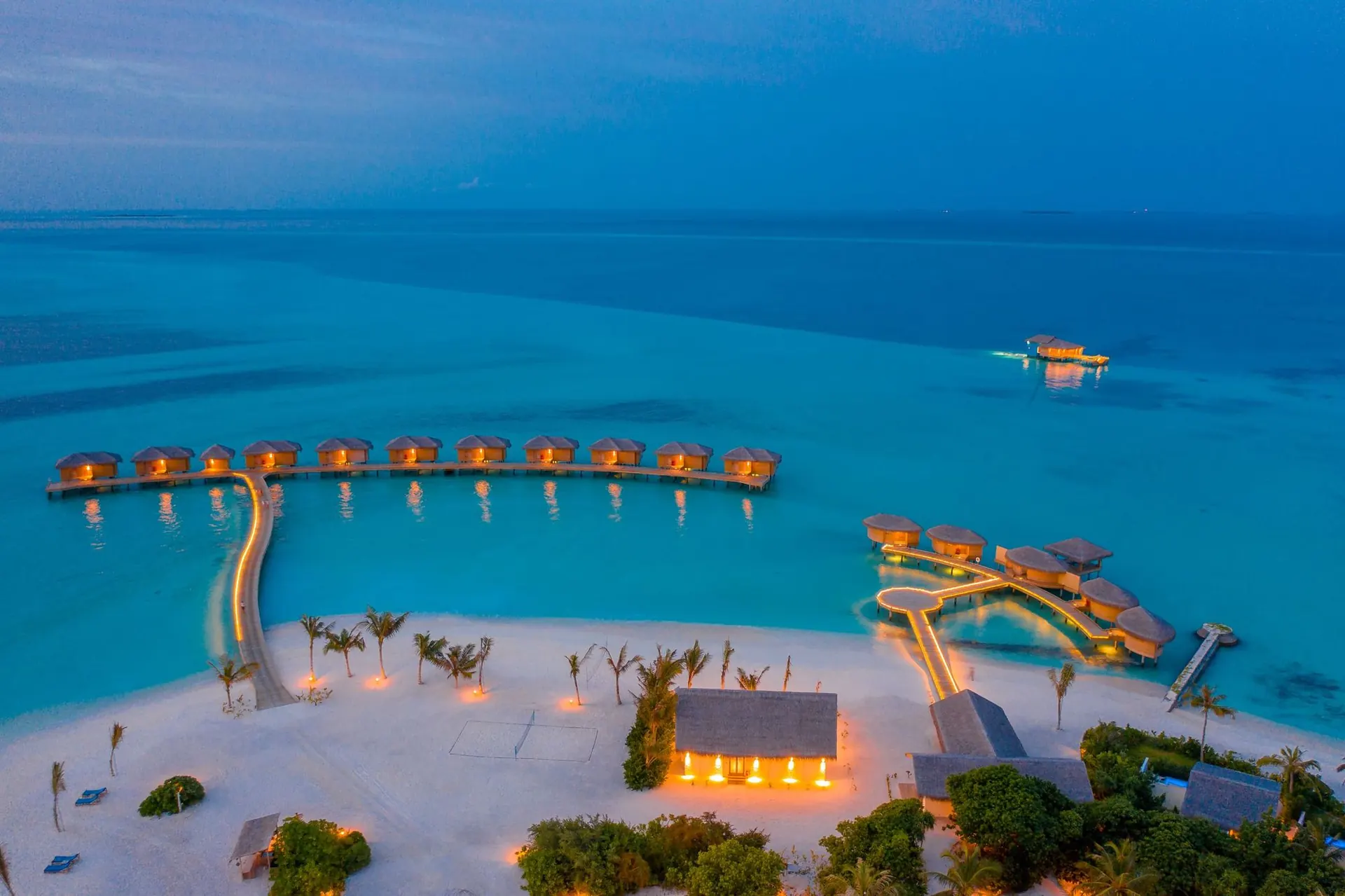 Ville sull'acqua alle Maldive al tramonto