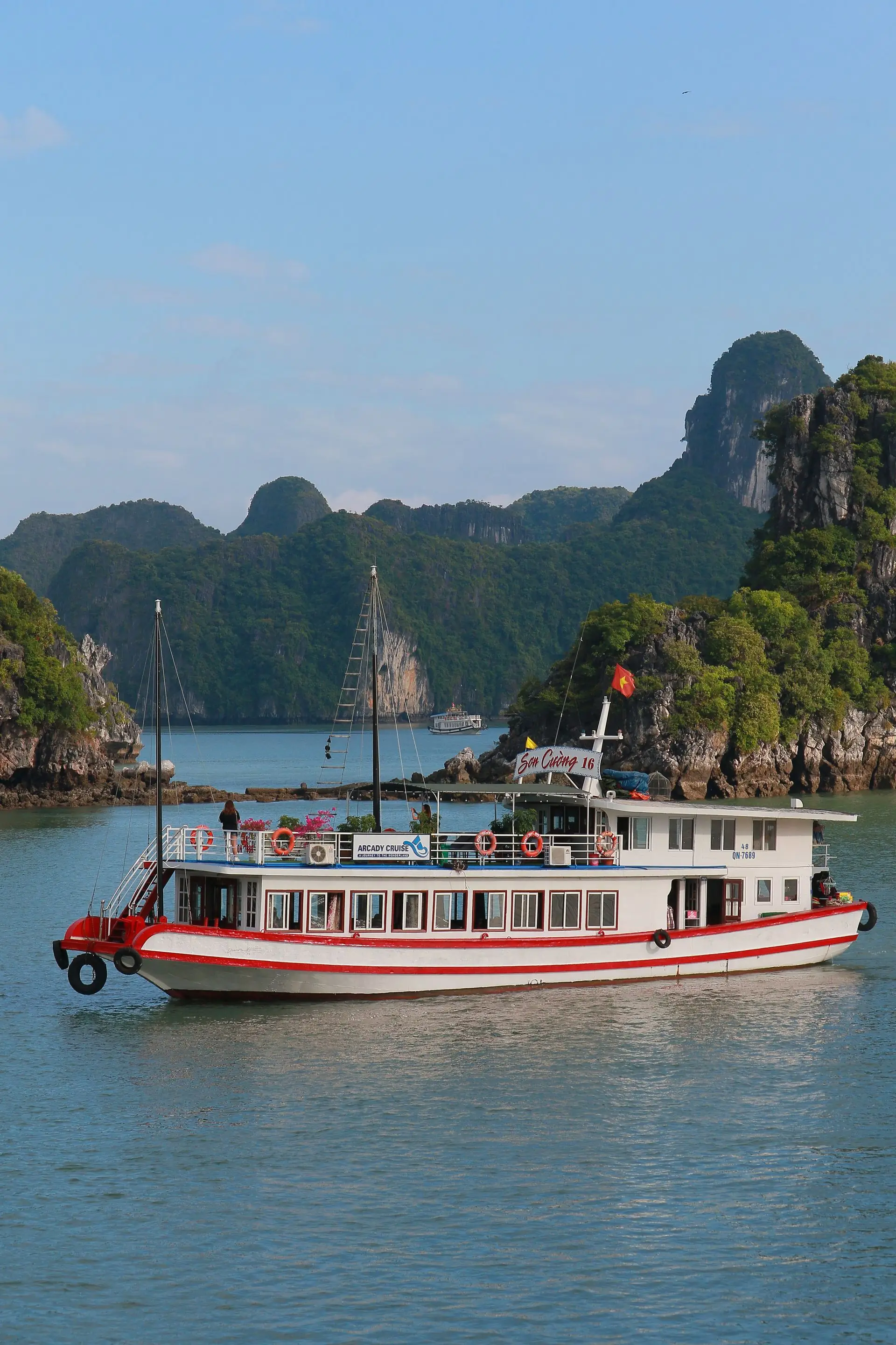 Battello tra le isole di roccia della baia di Ha Long, in Vietnam